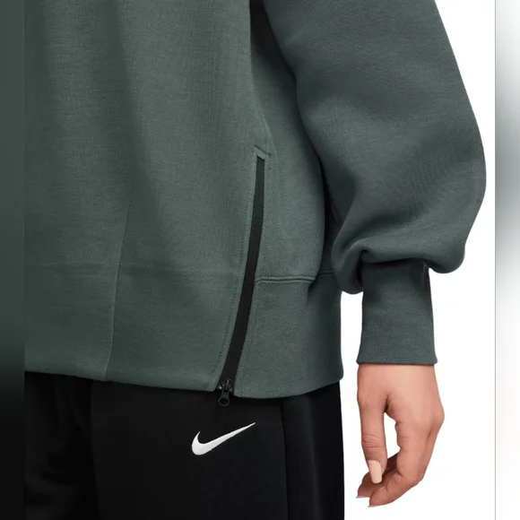 Nike Women's Sportswear Tech Fleece Oversized Crew-Neck Sweatshirt - Picture 6 of 8